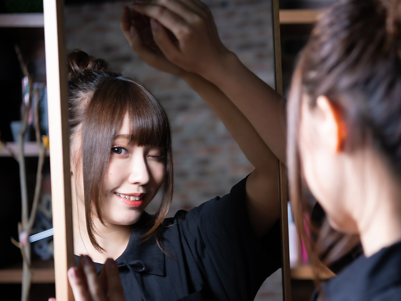 [HOMINIS] 스즈키 아이나의 신경쓰는 얼굴이 역력하다!_7.jpg