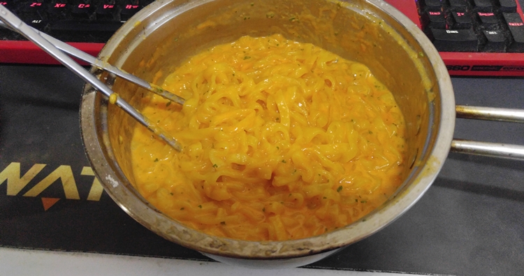 크림까르보나라 불닭볶음면_5.jpg