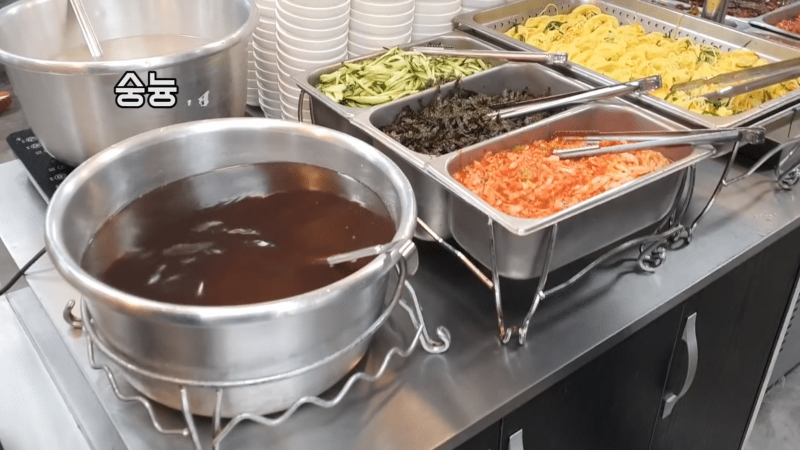 뭘 좋아할지 몰라서 이것저것 다 갖다 놓은 6천원 뷔페.jpg_6.png