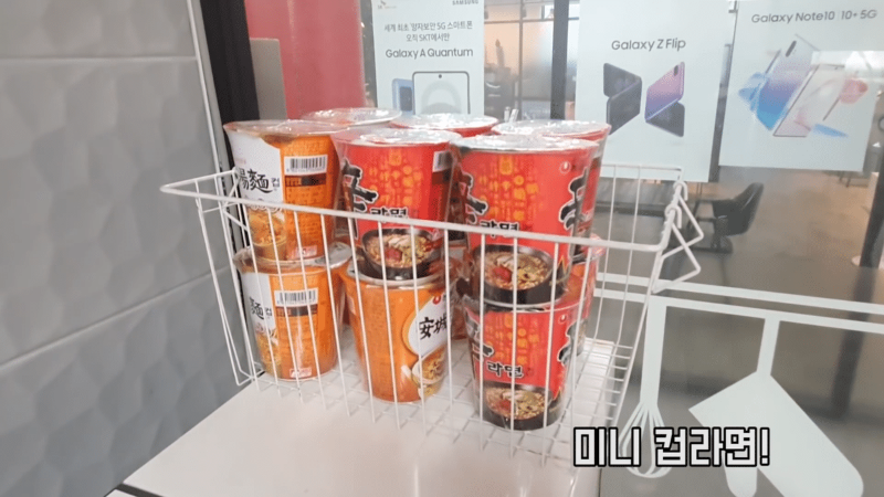 뭘 좋아할지 몰라서 이것저것 다 갖다 놓은 6천원 뷔페.jpg_12.png