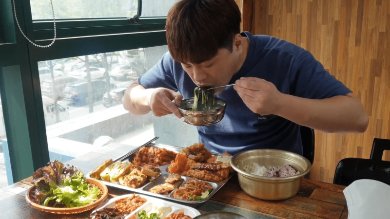 뭘 좋아할지 몰라서 이것저것 다 갖다 놓은 6천원 뷔페.jpg_14.png