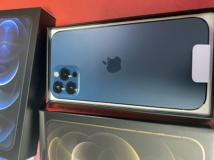 아이폰 12 프로 맥스- 퍼시픽 블루 개봉~샷_2.jpg