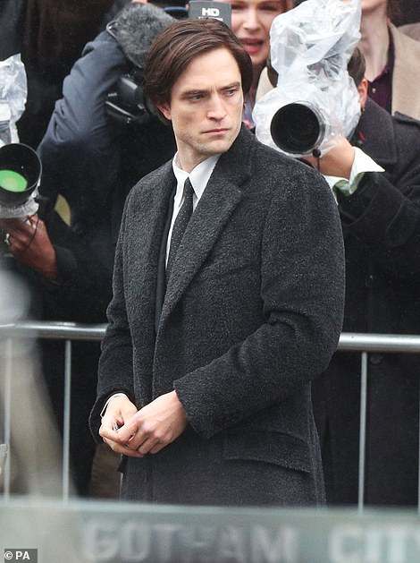 36042528-8981479-Lead_star_Robert_Pattinson_pictured_left_filming_in_Liverpool_in-a-3_1606229824173.jpg