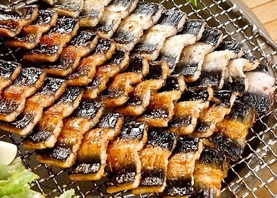 지금 현재 본인 여자친구 홍콩 보내주려고 장어 꼬리 3개 먹는중_1.jpg