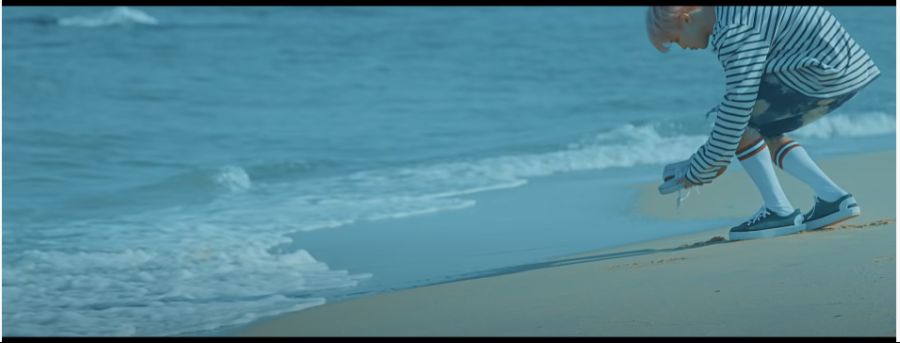 BTS) 봄날 뮤직비디오에서 세월호를 연상시키게 하는 장면들_2.png