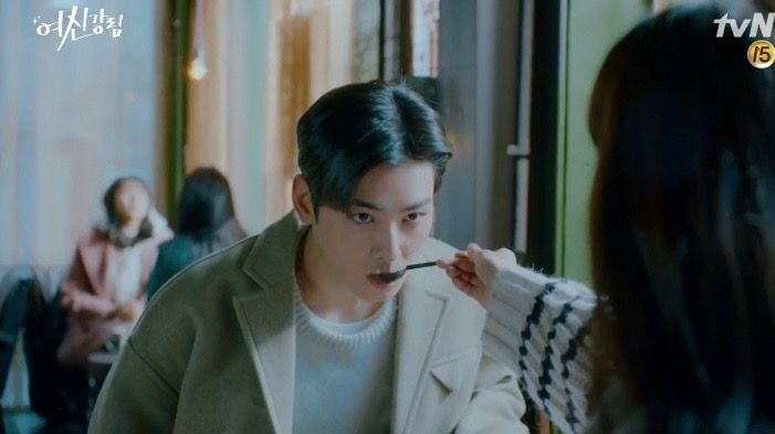 요즘 03년생은 카페에서 인스턴트 훠궈 먹는구나...jpg_1.jpeg