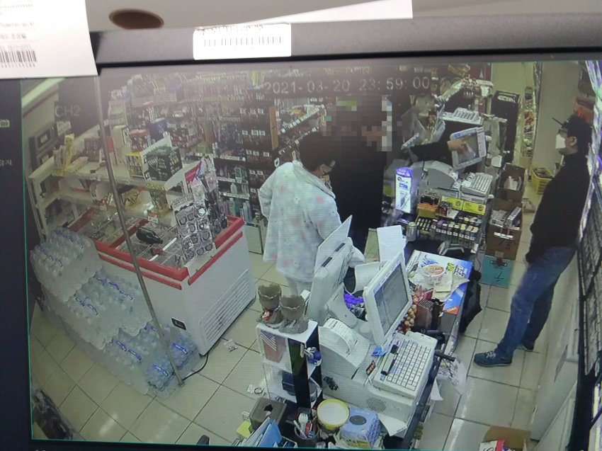 편의점 알바하다 민짜 자식한테 술뚫어주려던 부모와서 깽판치고 간썰..._8.jpg