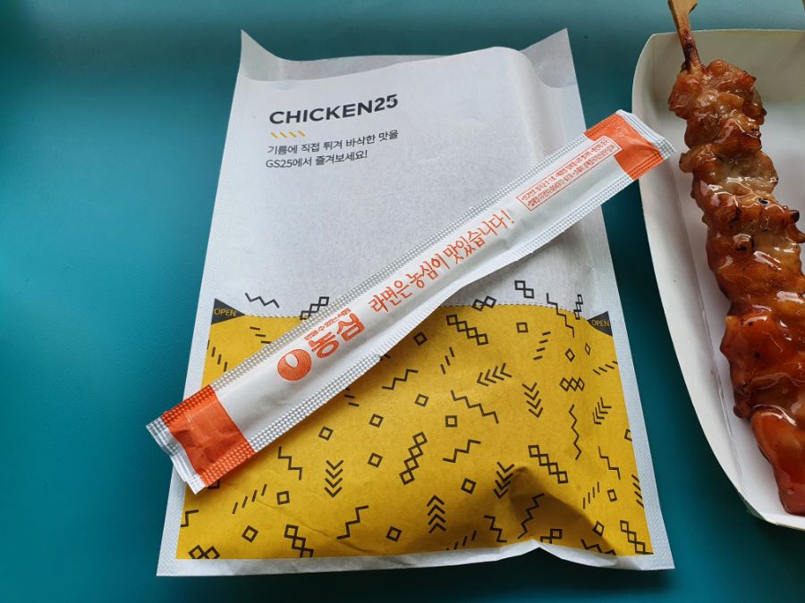 GS25에서 순후추라면 + 더큰지파이 + 닭꼬치를 먹어봤습니다._9.jpg
