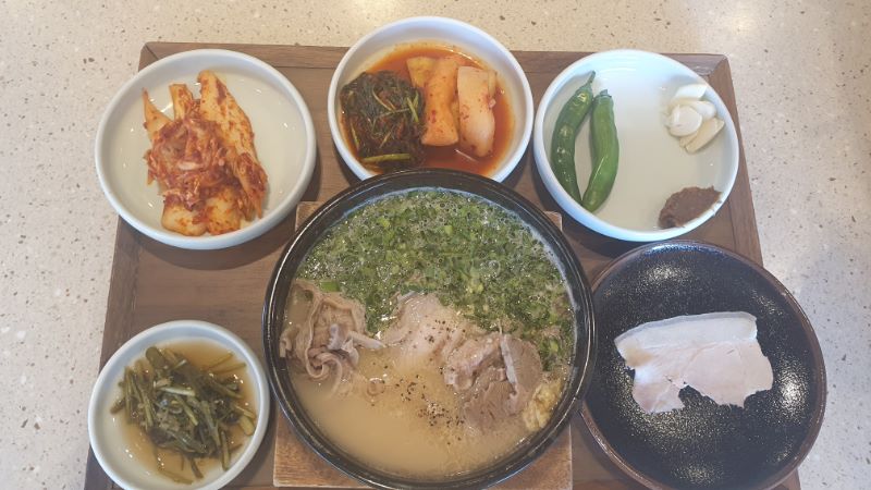 엄용백 돼지국밥_3.jpg