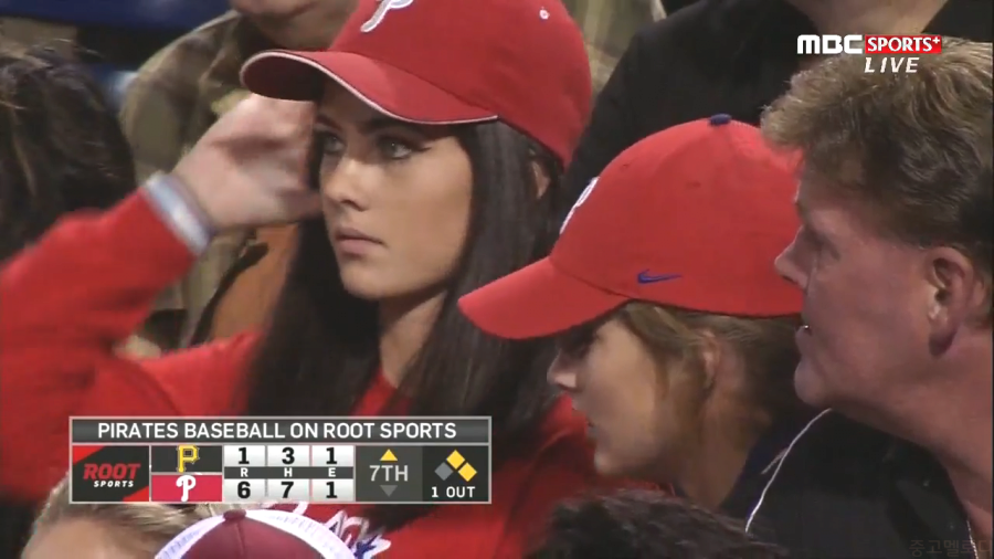 카메라맨이 야구 말고 관중만 계속 잡은 이유.jpg_2.png