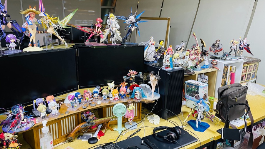 회사 책상 피규어들_2.jpeg