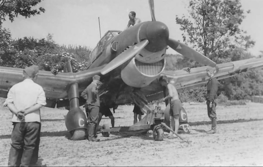 Junkers_Ju_87_front_view.jpg