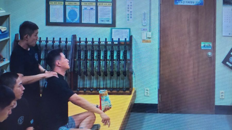 이런 총기함은 어떻게 총을 잠가두고 있는 거임?_1.jpg