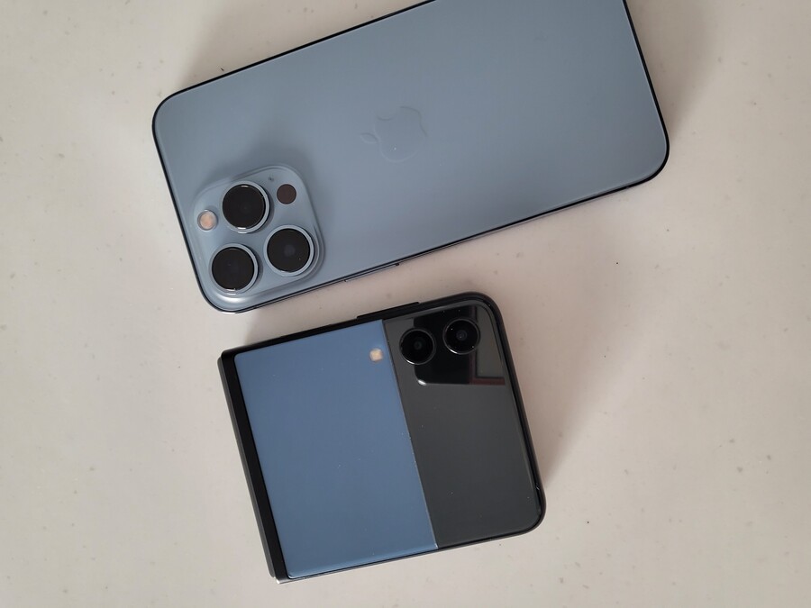 플립3 비스포크 에디션 블루 Vs. 아이폰 13 프로 시에라블루 색감_2.jpg