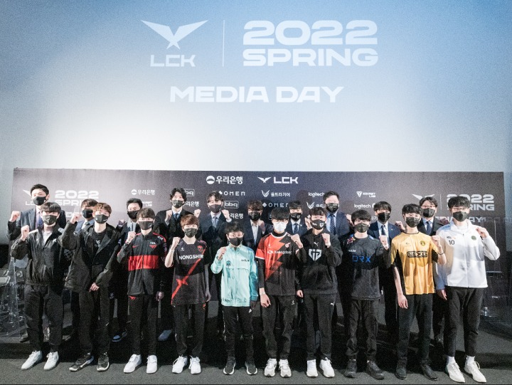 [사진] 2022 LCK 스프링 개막 미디어데이에 참여한 팀 감독과 선수들(제공=LCK).png