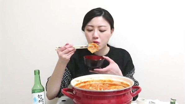 일본인, 김치찌개 먹는모습. 한국인과의 차이.jpg_1.jpg