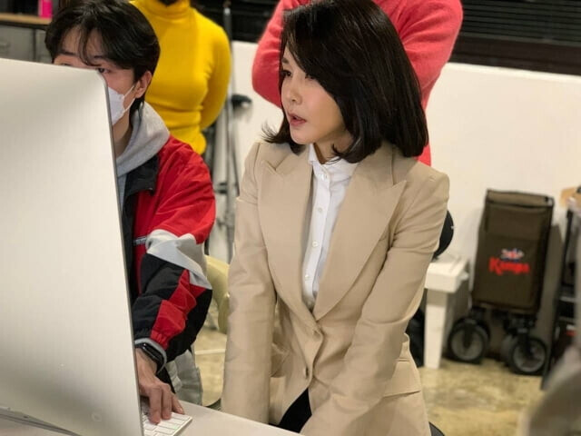 소설) 오늘 혜경궁 의상..혹시 김건희 따라한건가?_2.jpg