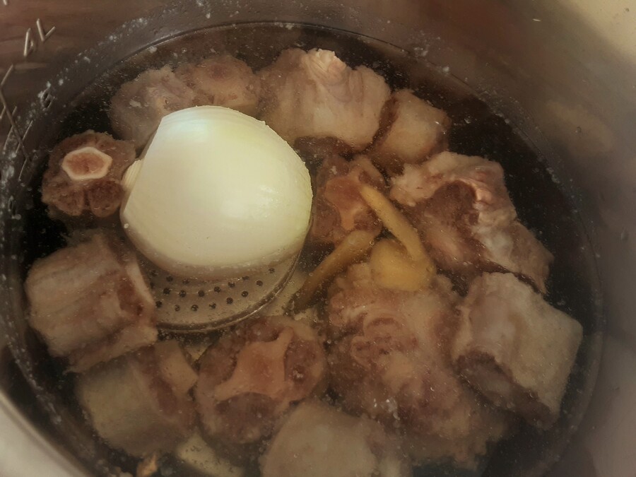 소꼬리찜, 보리밥과 매콤 겉절이._3.jpg