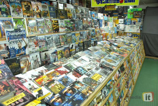 용산 최후의 PC게임 패키지 매장_6.jpg