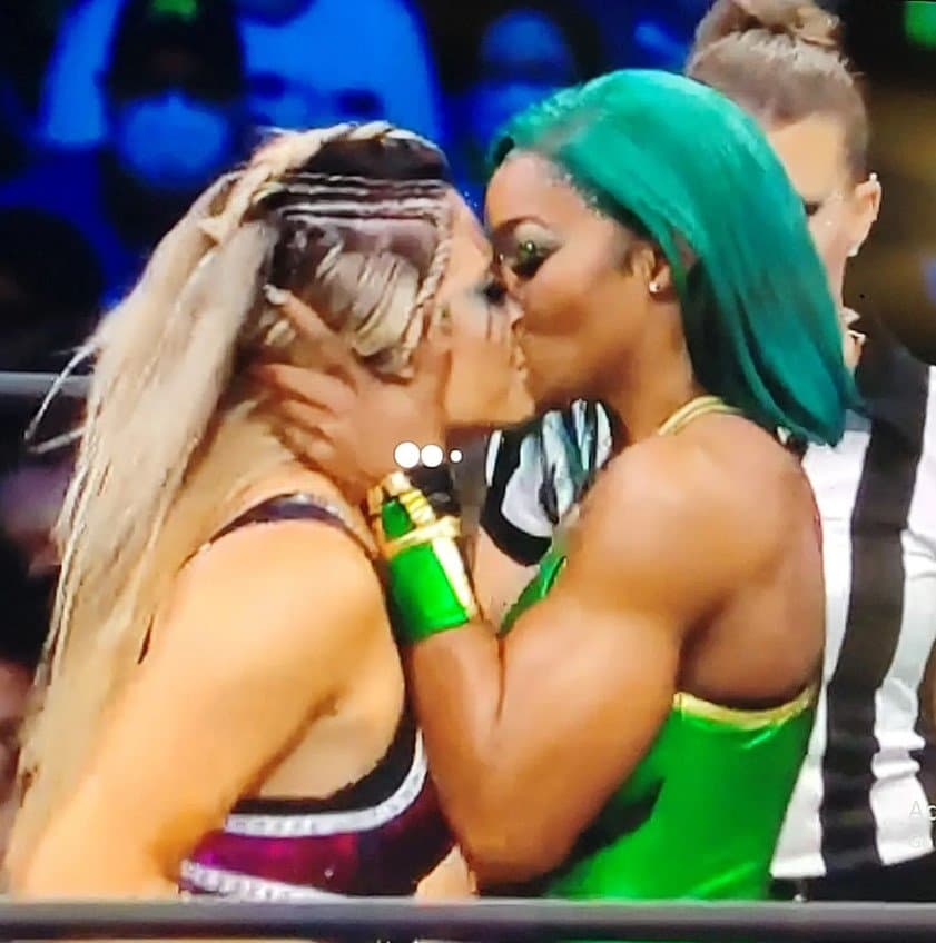 레슬링에서 나온 레즈 키스_1.jpg