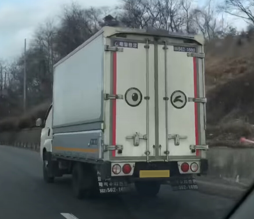최근 트럭들이 눈깔 스티커를 붙이는 이유_6.png