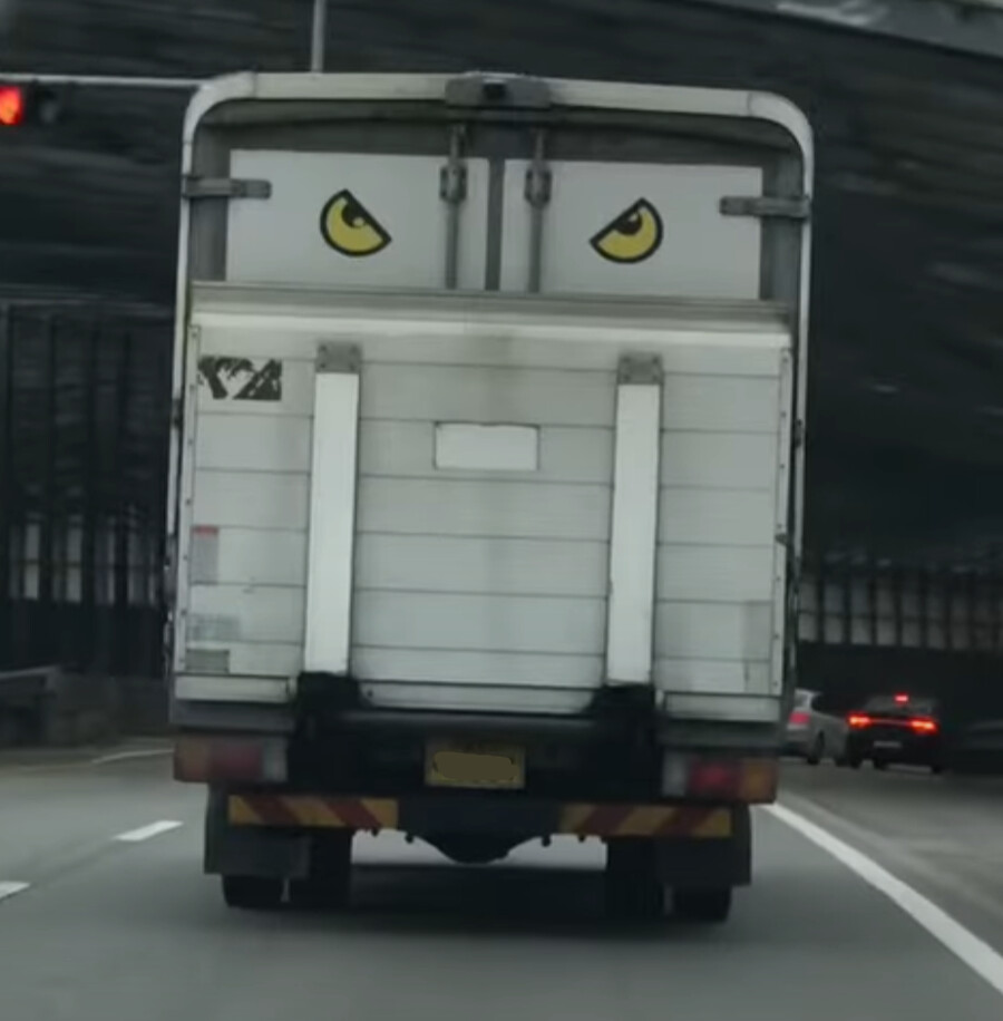 최근 트럭들이 눈깔 스티커를 붙이는 이유_7.png