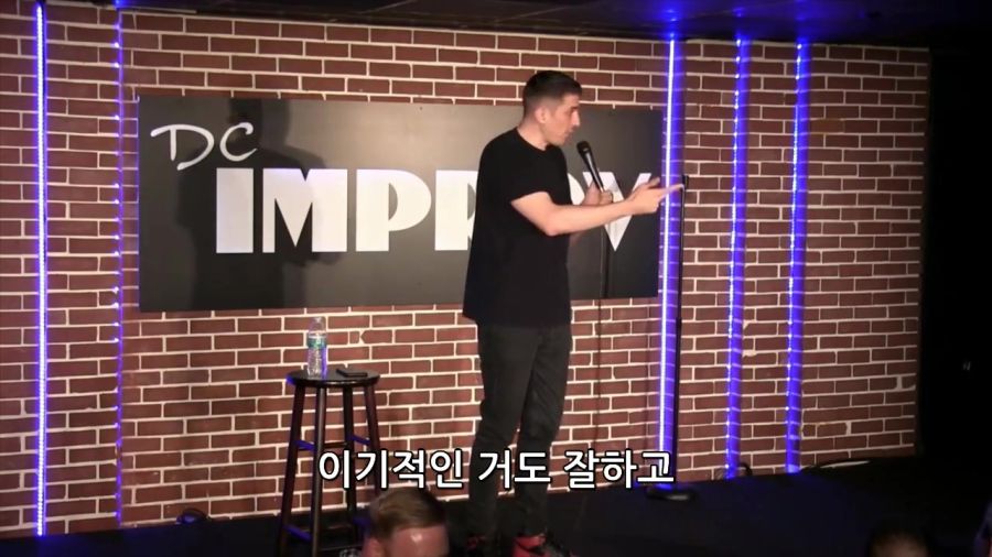 공연 방해하는 페미 참교육 때려박는 코미디언.mp4_20220601_102618.165.jpg