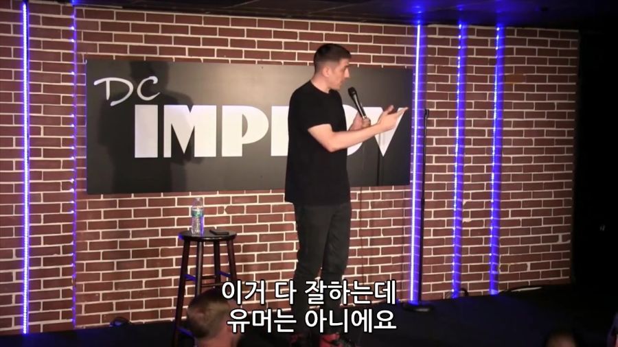 공연 방해하는 페미 참교육 때려박는 코미디언.mp4_20220601_102620.851.jpg