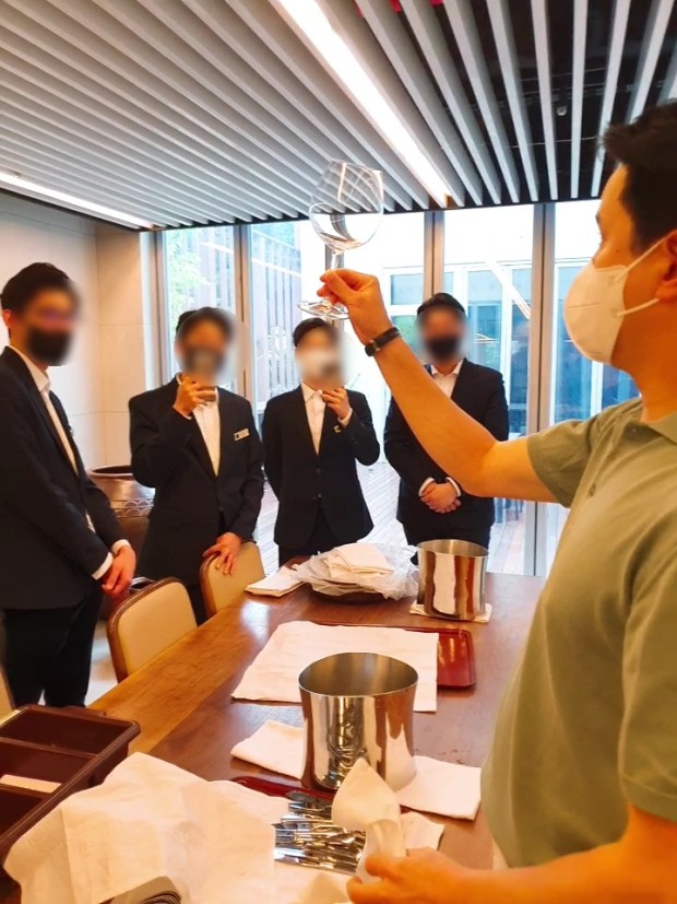 내가 어릴 때 부터 지금까지 와인잔 파지법 보고 이딴게 대체 뭐가 중요하지 했거든