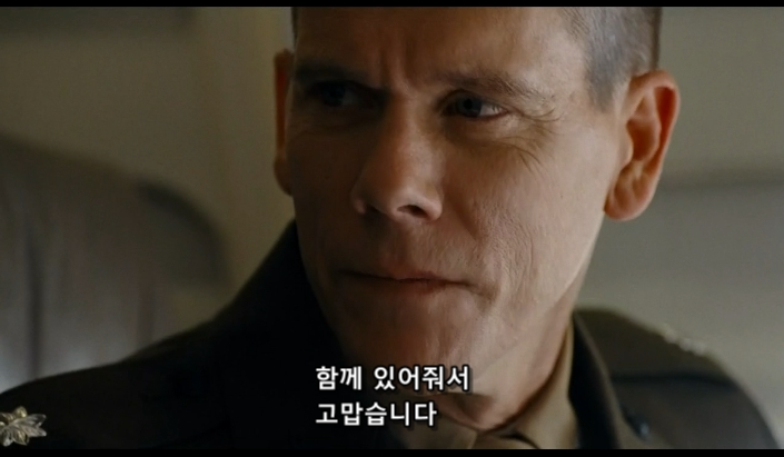 영화,결말) 여기에 공항 보안요원과 싸우는 해병이 있습니다_45.png