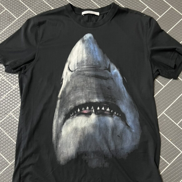 지방시 반팔 판매합니다_1.png