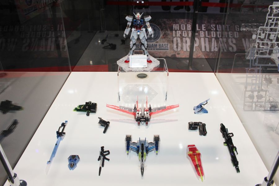RG 스트라이크 건담 & 스카이 글래스퍼 세트 [클리어 컬러] 전시 사진 2_1.jpg