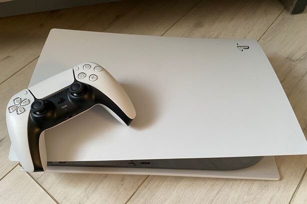 솔직히 PS5 디자인이 한눈에 봤을때 이쁜건 아닌데.._2.jpg