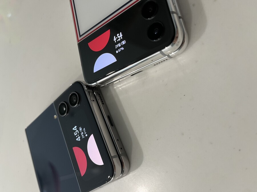 플립4 비스포크 네이비 실버 Vs. 플립3 톰브라운 실버 프레임 색감 비교_5.jpeg