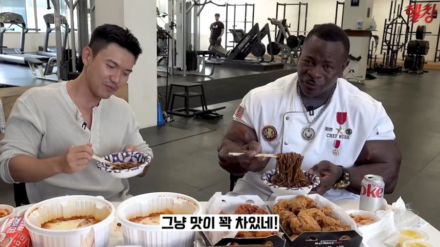 짜장면을 처음 먹어본 백악관 쉐프의 반응_19.jpg