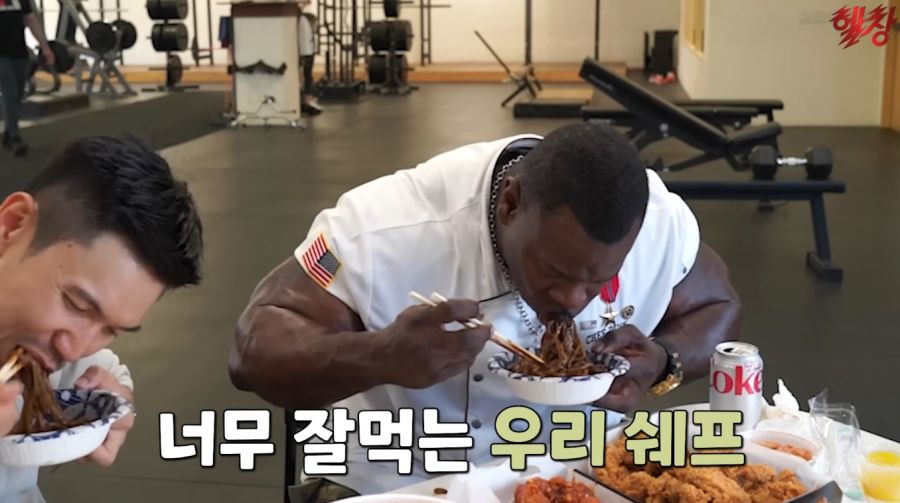 짜장면을 처음 먹어본 백악관 쉐프의 반응_21.jpg