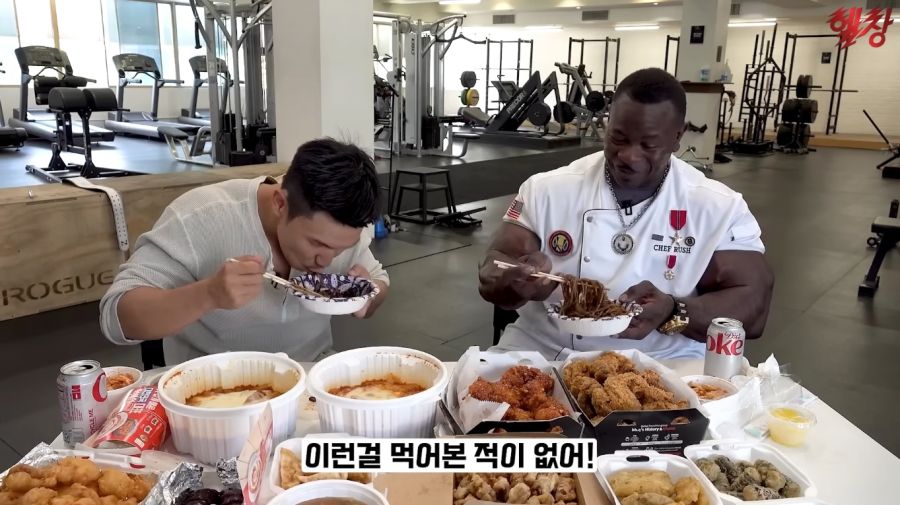 짜장면을 처음 먹어본 백악관 쉐프의 반응_23.jpg