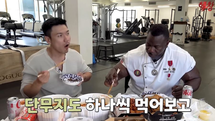 짜장면을 처음 먹어본 백악관 쉐프의 반응_24.jpg