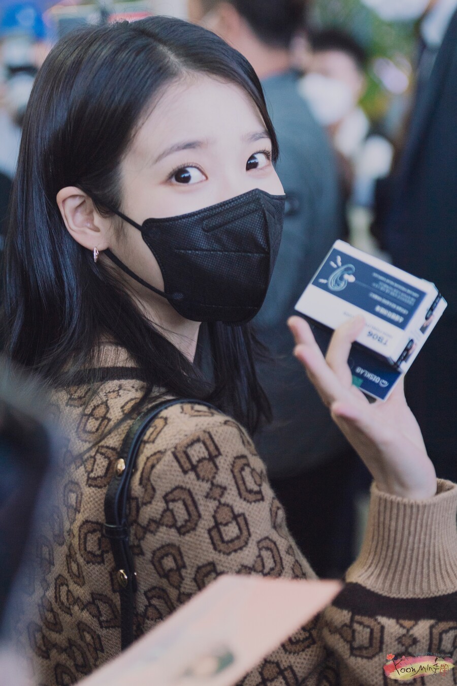 22.09.22 아이유, 인천공항 출국 사진(4)_3.jpg