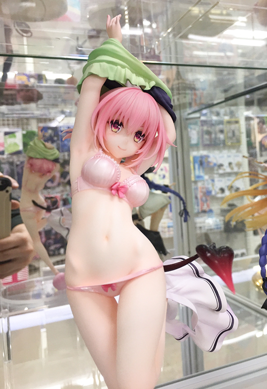 [큐즈 Q] 투러브 트러블 다크니스 - 모모 갈아입는 모드 전시 사진_2.jpg