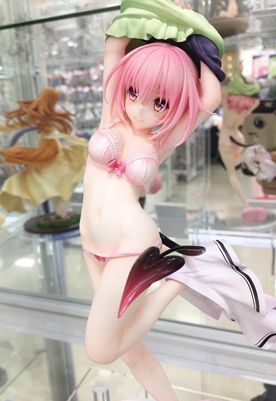 [큐즈 Q] 투러브 트러블 다크니스 - 모모 갈아입는 모드 전시 사진_3.jpg