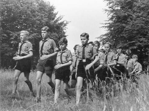 Holocaust_HitlerYouthHiking_FH229449.jpg