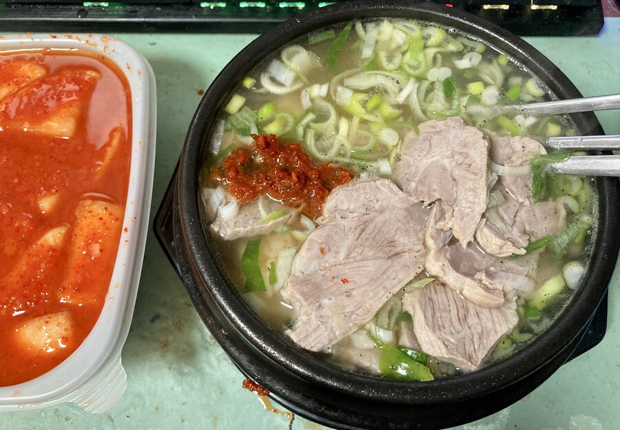 그냥 돼지고기로 국밥 만들면 돼지국밥 아님? | 유머 게시판 | RULIWEB 그냥 돼지고기로 국밥 만들면 돼지국밥 아님? | 유머 게시판 | 루리웹