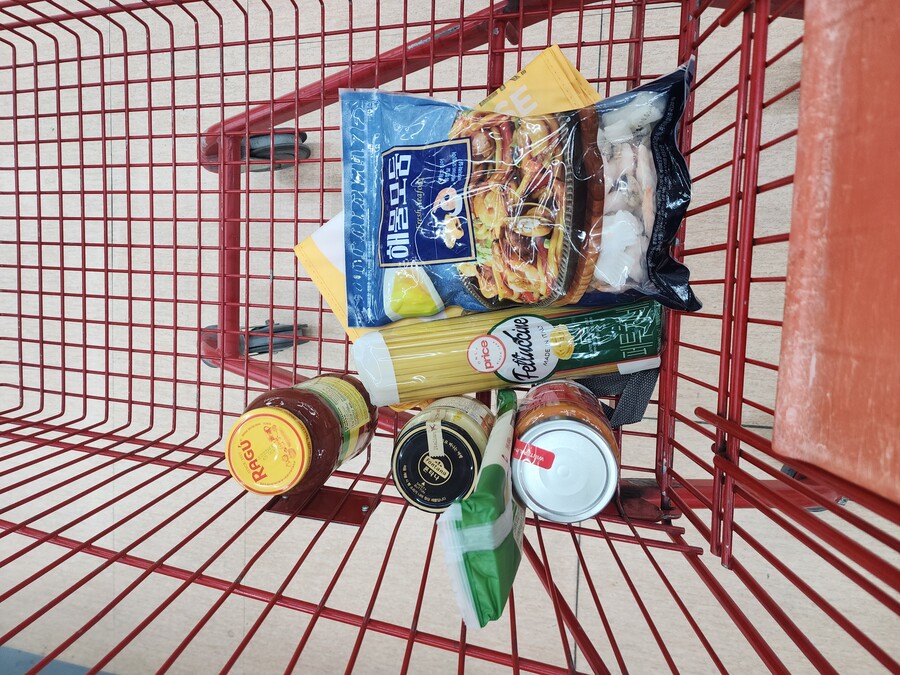 마트)분명 처음계획은 파스타랑 냉동식품좀 사는거였는데.jpg_1.jpg