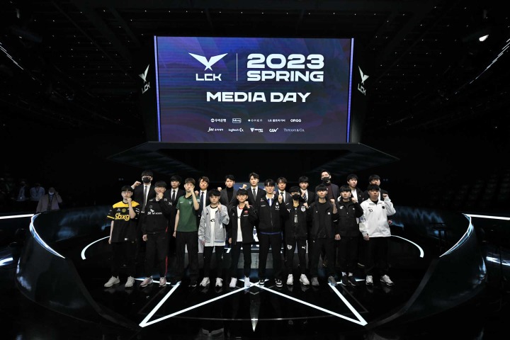 [사진] 2023 LCK 스프링 개막 미디어데이에 참가한 10개 팀 감독과 선수들(제공=LCK).jpg