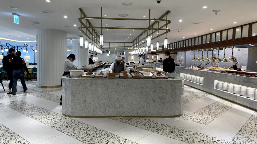 메뉴만 60가지 넘는 호텔뷔페_2.jpg