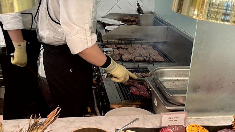 메뉴만 60가지 넘는 호텔뷔페_9.jpg