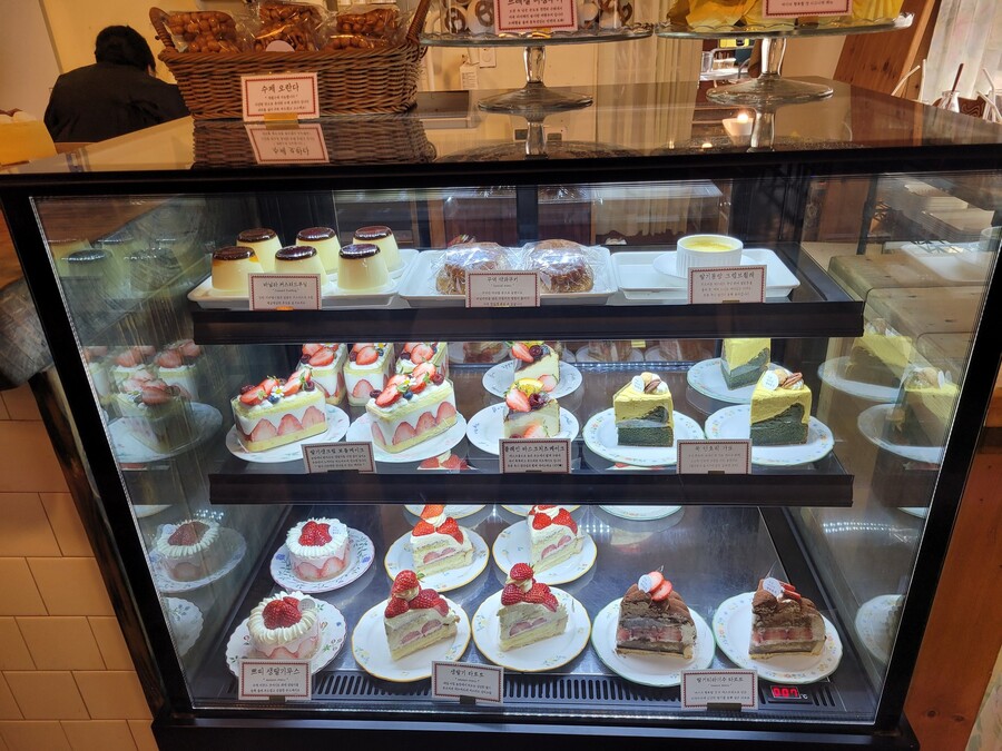 알바 : 어째서 저 손님은 몇시간 동안 앉아있죠?_2.jpg