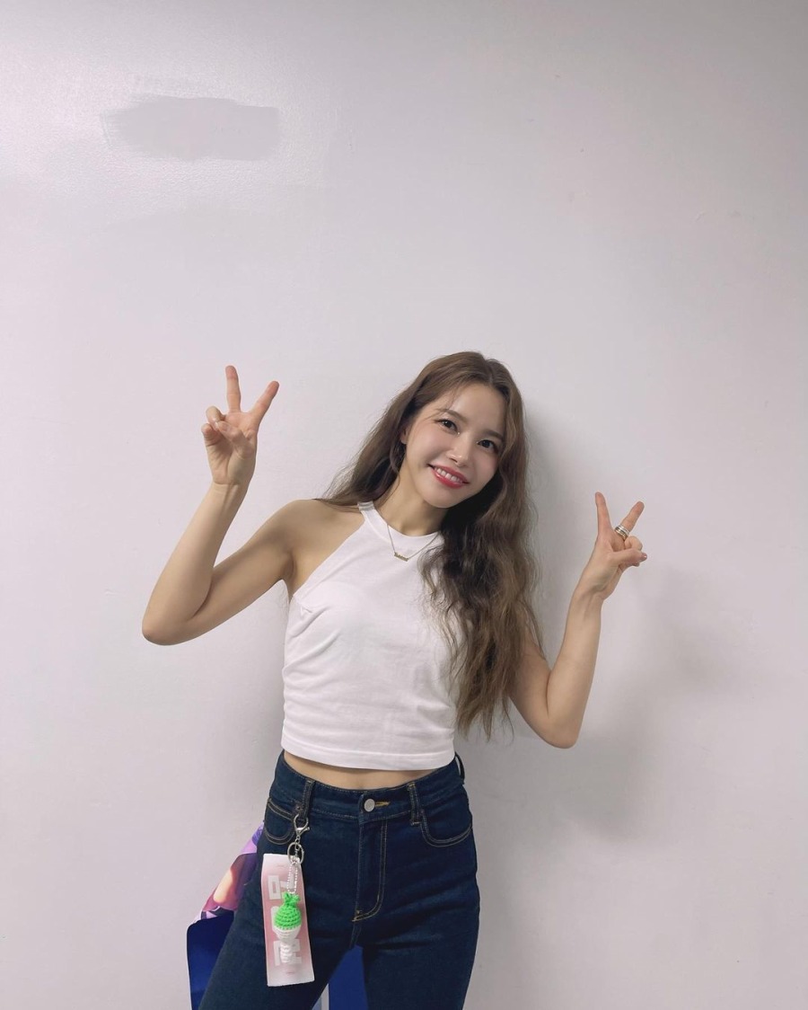 230619.솔라.인스타그램 4.jpg