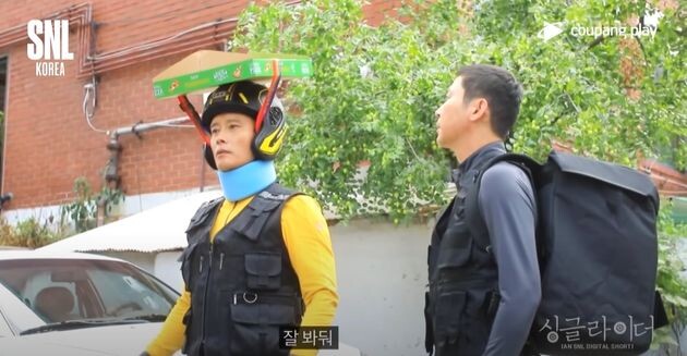 피자 배달하는 이병헌.gif_1.png